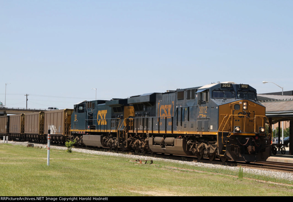 CSX 3012 leads train W867-18 northbound